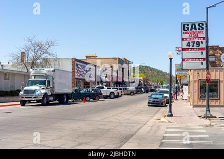Historique route 66 à travers la ville de Williams, Arizona AZ, États-Unis. Panneau de station-service et de magasin de proximité Banque D'Images