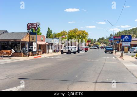 Historique route 66 à travers la ville de Williams, Arizona AZ, États-Unis. Steak House, restaurant et autres restaurants. Route avec colline et arbres au loin Banque D'Images