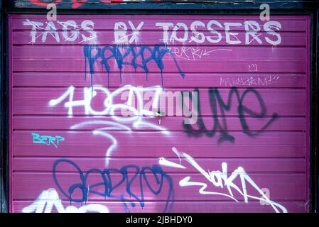 Brighton, Royaume-Uni, 30th avril 2020: Tags by tossers graffiti Banque D'Images