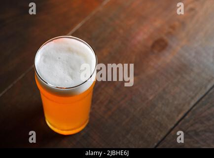 verre de bière artisanale de bière indienne pâle sur une table en bois, espace copie Banque D'Images