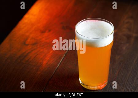 verre de bière artisanale de bière indienne pâle sur une table en bois, espace copie Banque D'Images