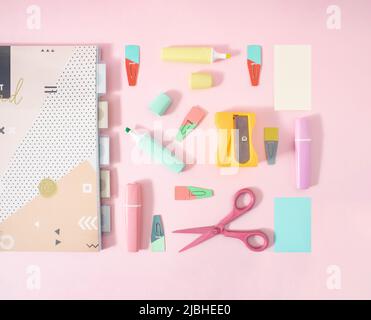 Concept de pose à plat créatif de fournitures de bureau et d'école pastel. Jolis petits carnets, stylos-feutres, ciseaux et signets. Banque D'Images