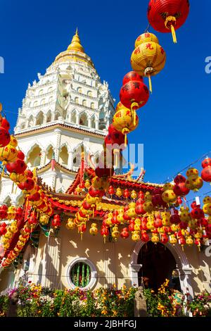 KEK Lok si Temple chinois décoré de lanternes en papier chinois pour le nouvel an chinois. Le temple de KEK Lok si est situé près de Georgetown, Penang, Malays Banque D'Images