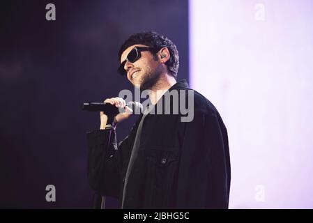 Turin, Italie. 05th juin 2022. Flavio Bruno Pardini, connu sous le nom de Gazzelle, se produit avec son groupe lors d'un spectacle complet au Pala Alpitour à Turin, Italie sur 5 juin 2022. (Photo par Alessandro Bosio/Pacific Press/Sipa USA) crédit: SIPA USA/Alay Live News Banque D'Images