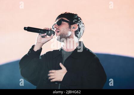 Turin, Italie. 05th juin 2022. Flavio Bruno Pardini, connu sous le nom de Gazzelle, se produit avec son groupe lors d'un spectacle complet au Pala Alpitour à Turin, Italie sur 5 juin 2022. (Photo par Alessandro Bosio/Pacific Press/Sipa USA) crédit: SIPA USA/Alay Live News Banque D'Images