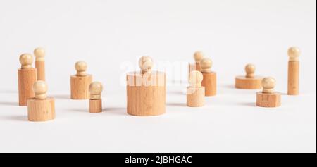 Les cylindres à boutons Montessori sont placés dans un ordre aléatoire. Pièces de puzzle de diamètre et de hauteur différents. Jeu en bois pour l'enseignement des enfants à la discrimination visuelle entre les dimensions. Photo de haute qualité Banque D'Images