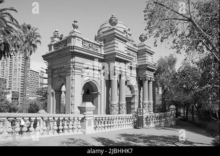 Entrée ornée au parc public de Santa Lucia Hill avec la fontaine de Neptune, centre-ville de Santiago, Chili en Monochrome Banque D'Images