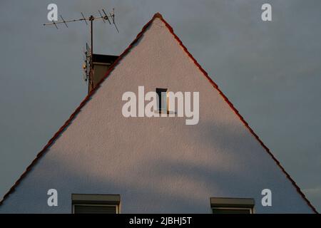 Frag,ment de la maison privée mur avant avec la fenêtre de grenier contre le ciel de la soirée Banque D'Images