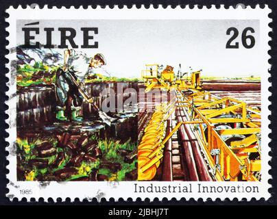 IRLANDE - VERS 1985: Un timbre imprimé en Irlande montre Peat production, innovation industrielle, vers 1985 Banque D'Images