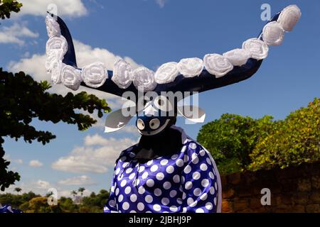 Pirenópolis, Goiás, Brésil – 05 juin 2022: Une personne masquée - personnage du parti Pirenópolis appelé Cavalhadas. Un parti religieux. Banque D'Images