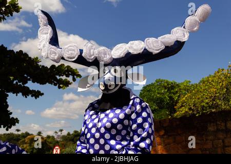 Pirenópolis, Goiás, Brésil – 05 juin 2022: Une personne masquée - personnage du parti Pirenópolis appelé Cavalhadas. Un parti religieux. Banque D'Images