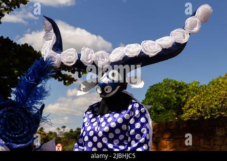 Pirenópolis, Goiás, Brésil – 05 juin 2022: Une personne masquée - personnage du parti Pirenópolis appelé Cavalhadas. Un parti religieux. Banque D'Images