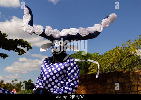 Pirenópolis, Goiás, Brésil – 05 juin 2022: Une personne masquée - personnage du parti Pirenópolis appelé Cavalhadas. Un parti religieux. Banque D'Images