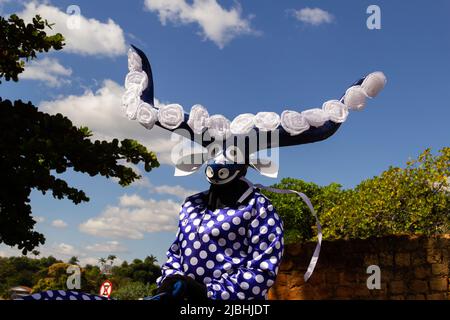 Pirenópolis, Goiás, Brésil – 05 juin 2022: Une personne masquée - personnage du parti Pirenópolis appelé Cavalhadas. Un parti religieux. Banque D'Images