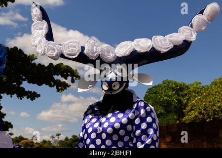 Pirenópolis, Goiás, Brésil – 05 juin 2022: Une personne masquée - personnage du parti Pirenópolis appelé Cavalhadas. Un parti religieux. Banque D'Images