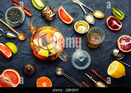 Thé marocain, bouilloire avec pamplemousse, orange, citron vert et mandarin. Banque D'Images