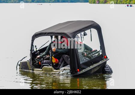 Castlewellan, Irlande du Nord. 06/06/2022. Le ministre de la DAERA, Edwin Poots, visite le parc forestier de Castlewellan pour voir un nouveau véhicule de sauvetage amphibie financé par la DAERA, capable de sauver à la fois l'eau et le sol. Banque D'Images