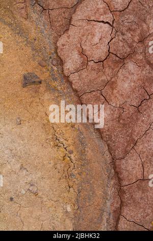 Photo gros plan de terre séchée colorés dans des tons d'or, rouge et brun, du Painted Hills à John Day Fossil jumeaux National Monument. Banque D'Images