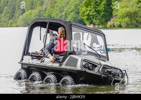 Castlewellan, Irlande du Nord. 06/06/2022. Le ministre de la DAERA, Edwin Poots, visite le parc forestier de Castlewellan pour voir un nouveau véhicule de sauvetage amphibie financé par la DAERA, capable de sauver à la fois l'eau et le sol. Une démonstration du véhicule a presque fini dans le désastre, quand il a commencé à inscrire très fortement d'un côté puis de l'autre. Ils ont réussi à stabiliser le véhicule et à revenir en toute sécurité à la terre. Banque D'Images