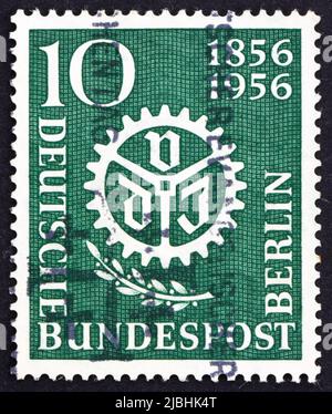 ALLEMAGNE - VERS 1956 : un timbre imprimé en Allemagne, Berlin montre l'emblème de la Société des ingénieurs, vers 1956 Banque D'Images