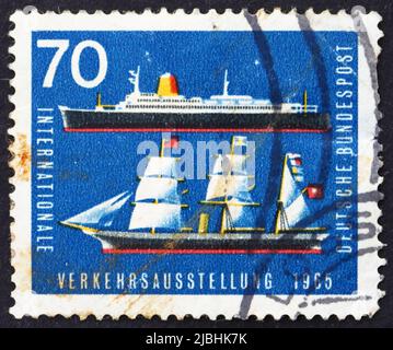 ALLEMAGNE - VERS 1965: Un timbre imprimé en Allemagne montre Sailing Ship et Ocean Liner, vers 1965 Banque D'Images