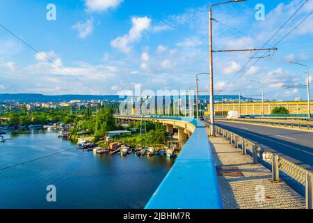 Le pont Asparuhov est un pont à Varna sur la côte de la mer Noire en Bulgarie. Il relie le quartier Asparuhovo au reste de la ville par les canaux Banque D'Images