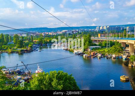 Le pont Asparuhov est un pont à Varna sur la côte de la mer Noire en Bulgarie. Il relie le quartier Asparuhovo au reste de la ville par les canaux Banque D'Images