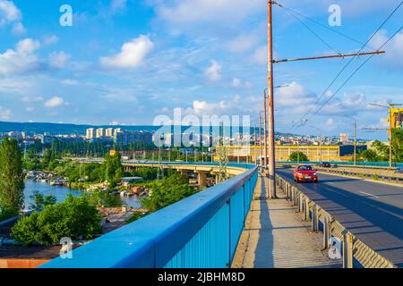 Le pont Asparuhov est un pont à Varna sur la côte de la mer Noire en Bulgarie. Il relie le quartier Asparuhovo au reste de la ville par les canaux Banque D'Images