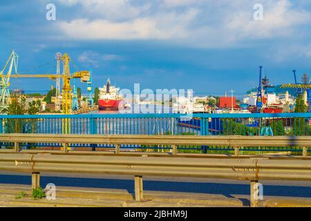 Le pont Asparuhov est un pont à Varna sur la côte de la mer Noire en Bulgarie. Il relie le quartier Asparuhovo au reste de la ville par les canaux Banque D'Images