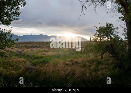 Les couchers de soleil à Bishop, CA, USA peuvent être très agréables. Banque D'Images