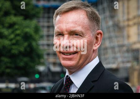 Westminster, Londres, Royaume-Uni. 06th juin 2022. Chris Bryant, député, Parti travailliste, président des comités des normes et des privilèges. La zone à l'extérieur du Parlement est aujourd'hui occupée par des journalistes, des photographes et des équipes d'appareils-photo désireux d'interviewer des politiciens et des commentateurs. Le vote de confiance à l'égard du PM Boris Johnson est prévu pour 6-8pm aujourd'hui. Credit: Imagetraceur/Alamy Live News Banque D'Images