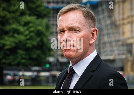 Westminster, Londres, Royaume-Uni. 06th juin 2022. Chris Bryant, député, Parti travailliste, président des comités des normes et des privilèges. La zone à l'extérieur du Parlement est aujourd'hui occupée par des journalistes, des photographes et des équipes d'appareils-photo désireux d'interviewer des politiciens et des commentateurs. Le vote de confiance à l'égard du PM Boris Johnson est prévu pour 6-8pm aujourd'hui. Credit: Imagetraceur/Alamy Live News Banque D'Images