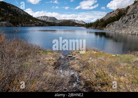 La piste de Bishop Pass dans la Sierra orientale de la Californie emmène les randonneurs jusqu'à près de 12 000 pieds d'altitude. Banque D'Images