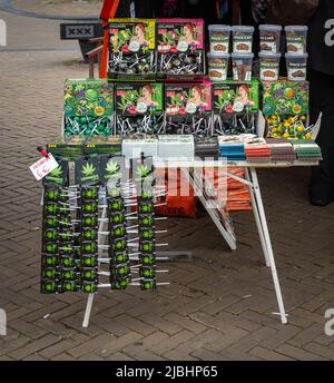 Amsterdam, pays-Bas, 05.06.2022, le marché de la rue stalle à Amsterdam avec des gâteaux d'espace, du chocolat au cannabis et d'autres produits de cannabis en vente Banque D'Images