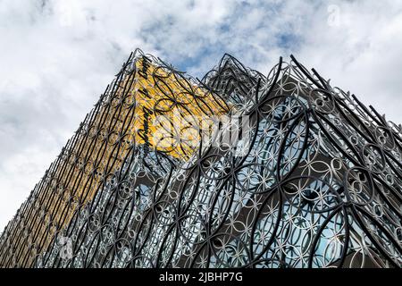 Détails extérieurs de la bibliothèque de Birmingham avec ses magnifiques anneaux métalliques entrelacés à motifs en filigrane. Banque D'Images