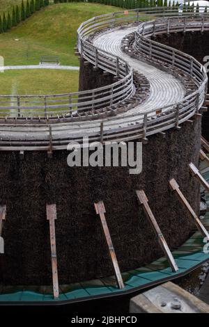 La chaussée au sommet de la tour de graduation en bois de saumure. Prise de vue par temps nuageux, lumière naturelle et douce Banque D'Images