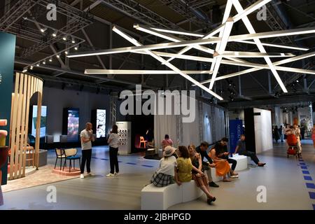 Milan, Lombardie, Italie. 6th juin 2022. Les visiteurs se reposent pendant la Fuorisalone avant la semaine du design de Milan 2022.cette année, 1041 marques participent à cet événement qui commence du mardi 7th au 12th juin. (Image de crédit : © Ervin Shulku/ZUMA Press Wire) Banque D'Images