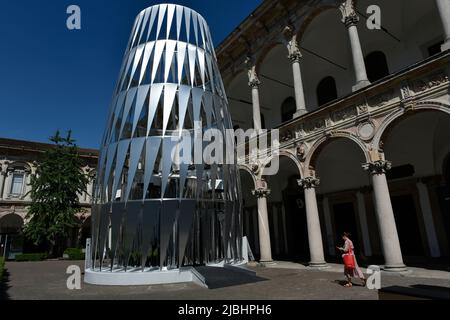 Milan, Lombardie, Italie. 6th juin 2022. Passage des visiteurs près de la gare de Sideral, Qui fait partie de la Fuorisalone, avant la semaine de conception de Milan 2022.l'installation est de 14 mètres de haut et est conçu par AMDL CIRCLE et MICHELE DE LUCCHI.cette année, 1041 marques participent à cet événement qui commence du mardi 7th au 12th juin (Credit image: © Ervin Shulku/ZUMA Press Wire) Banque D'Images