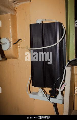 Équipement de surveillance électronique sur les bateaux de pêche commerciaux : caméras vidéo, GPS, équipement de capture et d'enregistrement vidéo. Inverseur. Banque D'Images