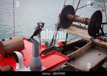 Bateaux de pêche commerciale côtiers : petits chalutiers et bateaux à filet fixe. Timaru Wharf, Île du Sud, Nouvelle-Zélande. Banque D'Images