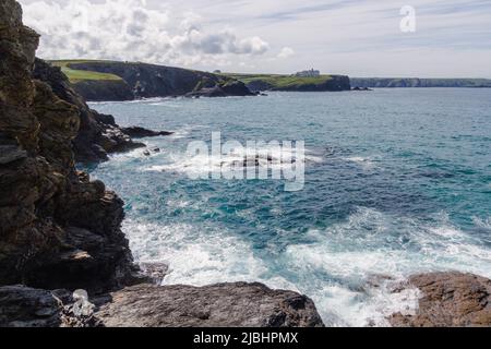 Vue depuis la pointe de la crique de l'église vers Poldhu, Cornouailles avec les mers de turquise Banque D'Images