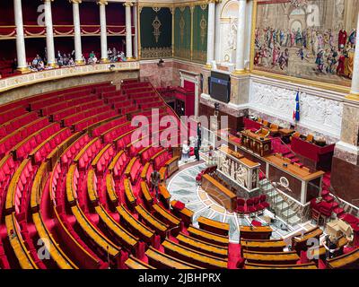Paris, France - 12 mai 2022 : vue de l'Assemblée nationale française ( Palais Bourbon ). Des places vides et des personnes qui marchent. Banque D'Images