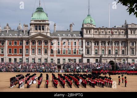 Guardeurs et femmes en uniforme en marche noire et rouge à Horseguelsards, Westminster pendant le défilé militaire Trooping the Color, Londres. Banque D'Images