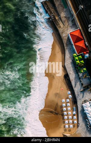 Vue aérienne de haut en bas de drone de la plage de sable de Moitas à Cascais près de Lisbonne, Portugal pendant l'été - Riviera portugaise Banque D'Images