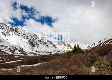 Deux des 14teeners Colorado, Grays et Torreys, sont encore couverts de neige en juin. Banque D'Images