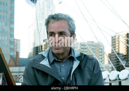 L'auteur et l'historien Russell Shorto sur le navire de cargaison Wavertree du South Street Seaport Museum en 1885 lors d'une discussion avec deux autres historiens Banque D'Images