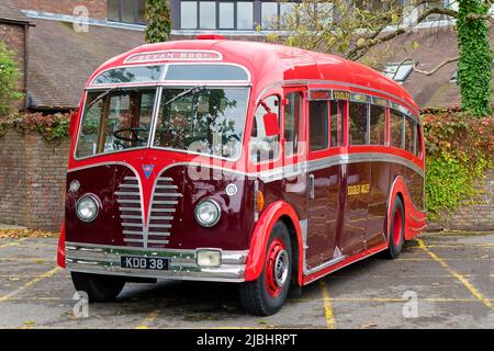 Warminster, Wiltshire, Royaume-Uni - 12 octobre 2014: A 1950 frères Bevan AEC Regal III 9621A (KDD 38) Classic bus à la journée de course de Warminster Vintage bus Banque D'Images