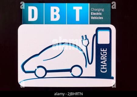 Warminster, Wiltshire, Royaume-Uni - 12 octobre 2014: Un point de charge de véhicule électrique CEV DBT dans le parc central de Warminster à Wiltshire, Angleterre, Royaume-Uni Banque D'Images