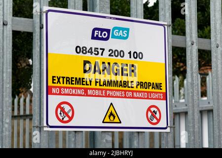 Warminster, Wiltshire, Royaume-Uni - 12 octobre 2014: Un danger propane inflammable sur une cage de stockage de pane de Flogas à Warminster, Wiltshire, Angleterre, Royaume-Uni Banque D'Images