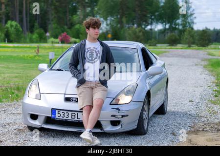 Toyota Celica et jeune propriétaire dans la nature. Banque D'Images